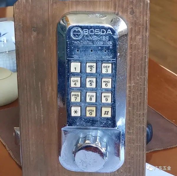 他手里这把“古董锁”，竟然是中国智能锁的起点(图2)